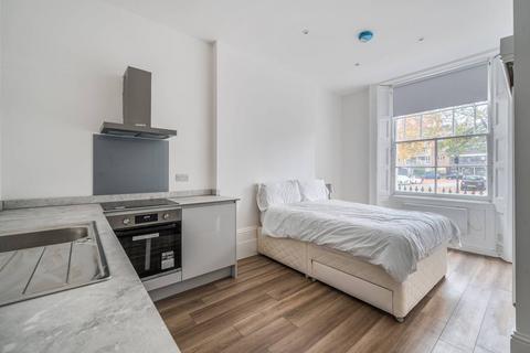 Studio to rent, Regents Square, Bloomsbury, London, WC1H