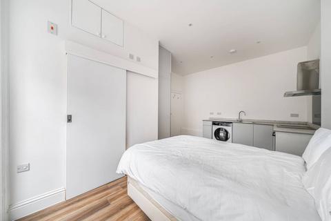 Studio to rent, Regents Square, Bloomsbury, London, WC1H