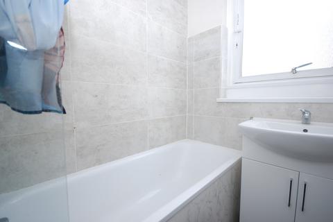 3 bedroom property to rent, Watford Close, London SW11