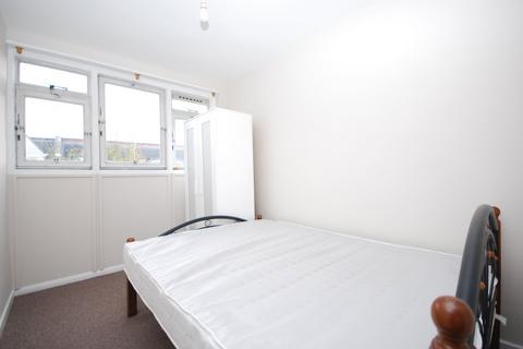 3 bedroom property to rent, Watford Close, London SW11