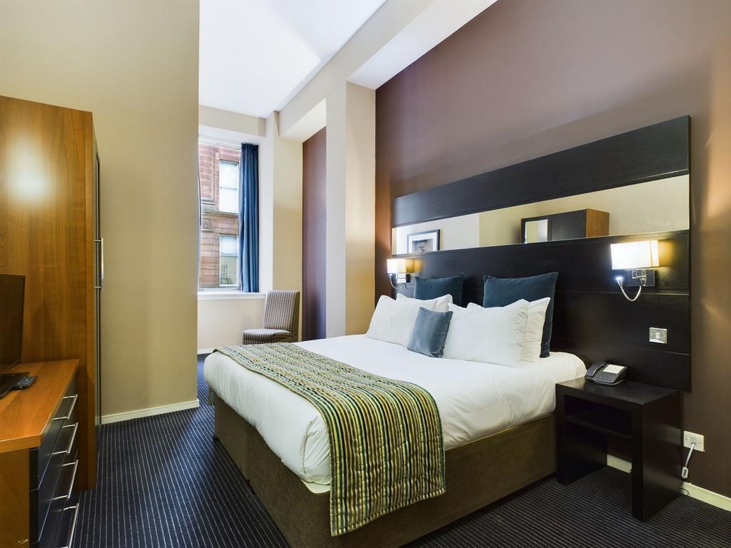 Luxury 1 Bedroom Deluxe - Fully Furnished Apartment - View 3