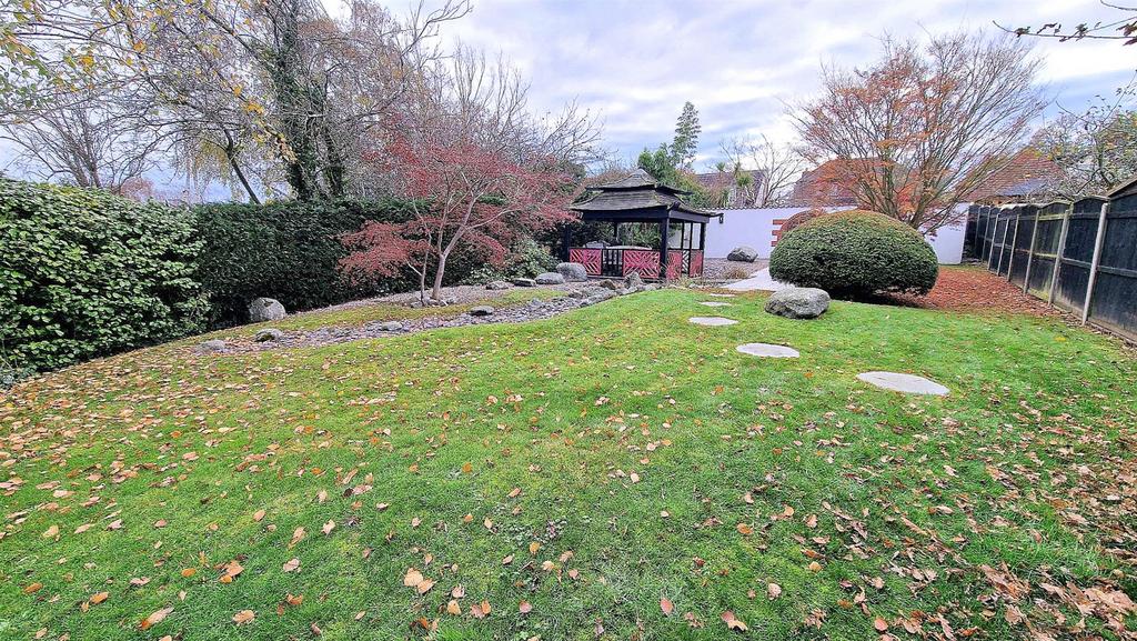 REAR OF GARDEN TO HOUSE.jpg