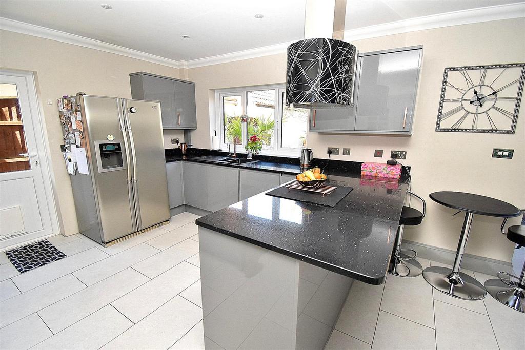 Kitchen 1.jpg