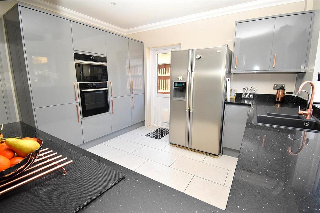 Kitchen 2.jpg