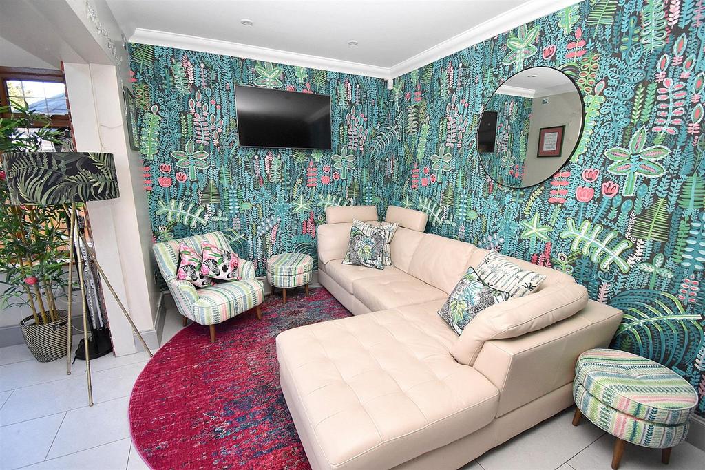 Family room 2.jpg