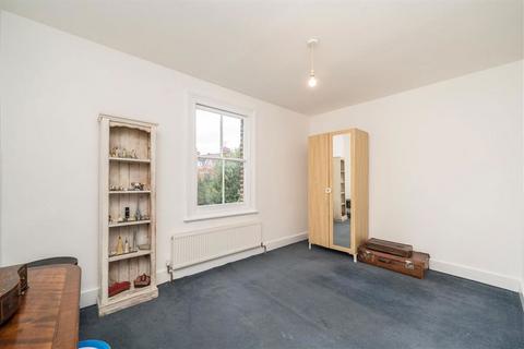 3 bedroom flat for sale, Walm Lane, London NW2