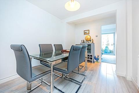 2 bedroom bungalow to rent, Marlborough Drive, Weybridge KT13