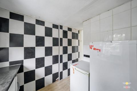 2 bedroom flat for sale, Furley Road, London SE15