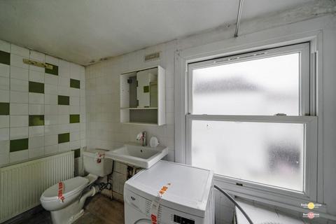 2 bedroom flat for sale, Furley Road, London SE15