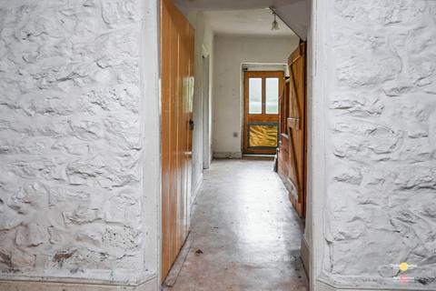 undefined, Buxton SK17