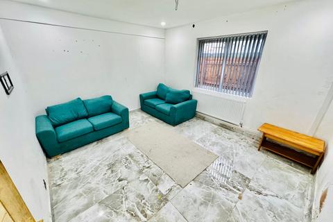 5 bedroom terraced house to rent, St John's Road, Cannock, WS11 0AJ
