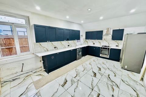 5 bedroom terraced house to rent, St John's Road, Cannock, WS11 0AJ