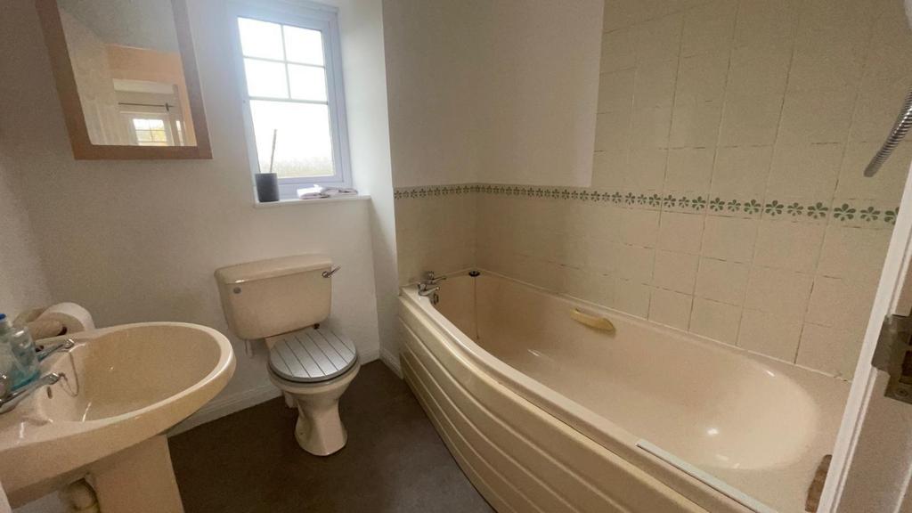 Bathroom 3.jpg