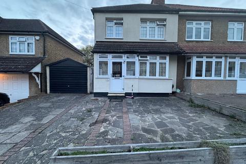 4 bedroom semi-detached house to rent, 31 Kenilworth Avenue Romford RM3 9NE