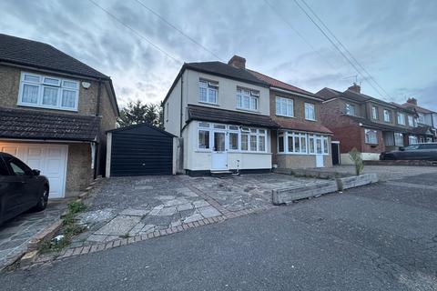 4 bedroom semi-detached house to rent, 31 Kenilworth Avenue Romford RM3 9NE
