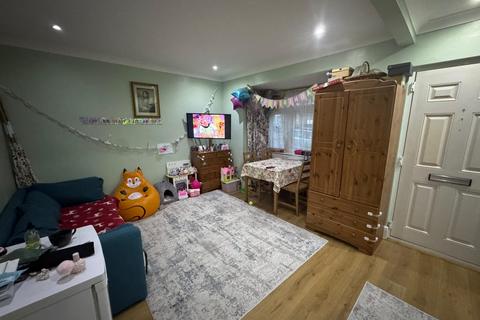 4 bedroom semi-detached house to rent, 31 Kenilworth Avenue Romford RM3 9NE