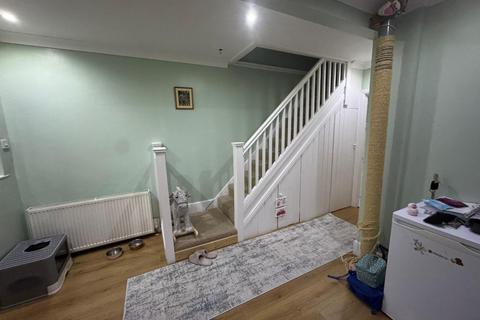 4 bedroom semi-detached house to rent, 31 Kenilworth Avenue Romford RM3 9NE