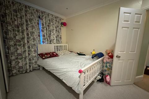 4 bedroom semi-detached house to rent, 31 Kenilworth Avenue Romford RM3 9NE