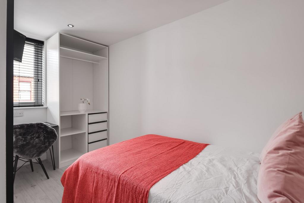 A bright and neatly maintained single bedroom f...