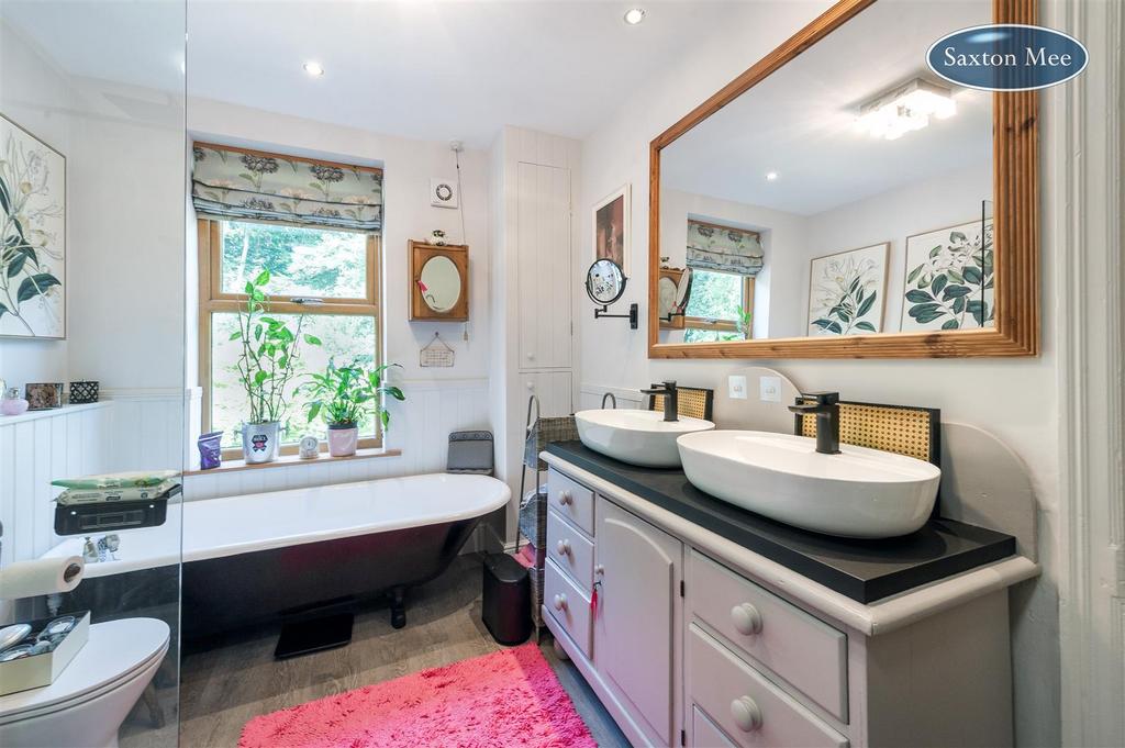 Bathroom 1.jpg