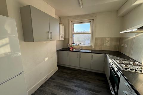 3 bedroom flat to rent, High Street, Wealdstone HA3