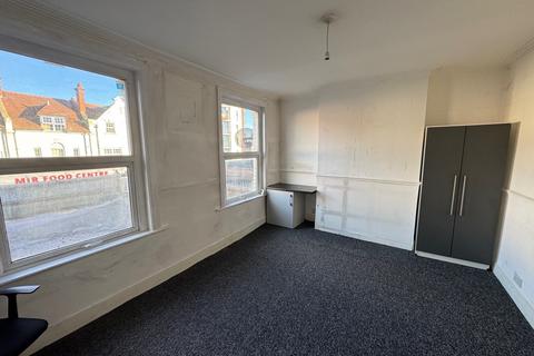 3 bedroom flat to rent, High Street, Wealdstone HA3