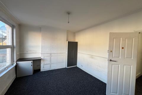 3 bedroom flat to rent, High Street, Wealdstone HA3