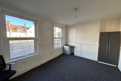 3 bedroom flat to rent, High Street, Wealdstone HA3