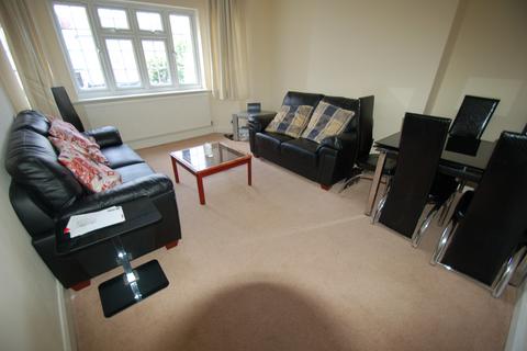 3 bedroom flat to rent, Etchingham Park Road, London N3