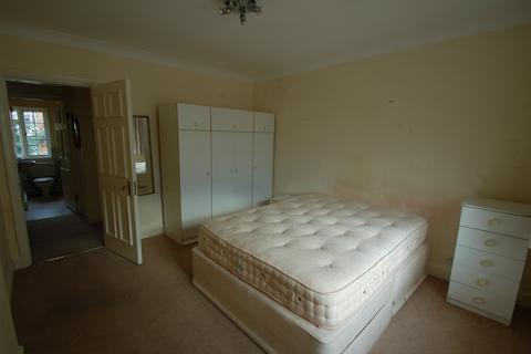 3 bedroom flat to rent, Etchingham Park Road, London N3