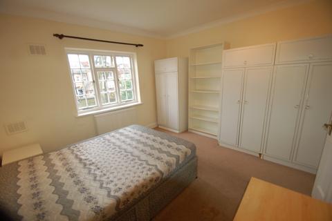 3 bedroom flat to rent, Etchingham Park Road, London N3