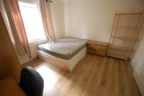 3 bedroom flat to rent, Etchingham Park Road, London N3