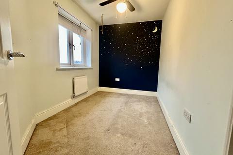 3 bedroom semi-detached house to rent, Mead Way, SP7 8GJ