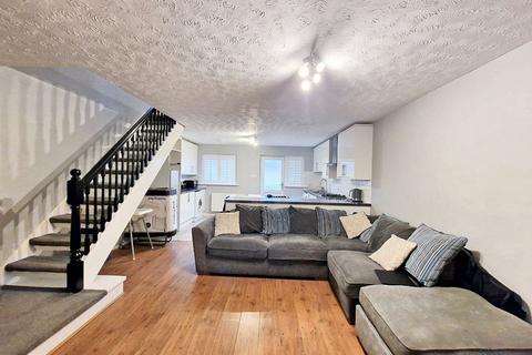 3 bedroom semi-detached house to rent, Prestwich, Manchester M25