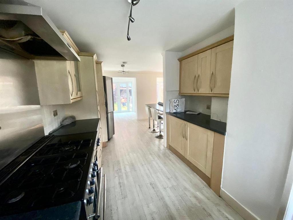 Kitchen 2.jpg