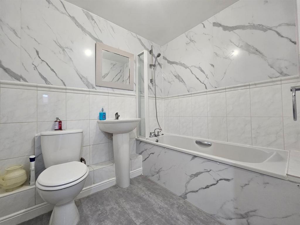 Bathroom..jpg