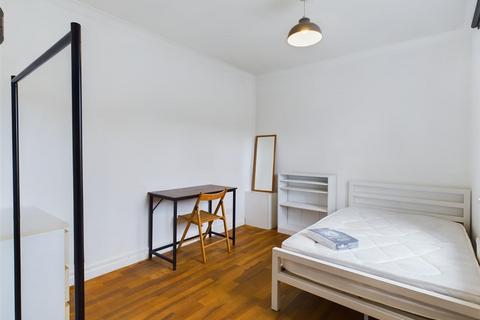 7 bedroom semi-detached house to rent, Colbourne Avenue