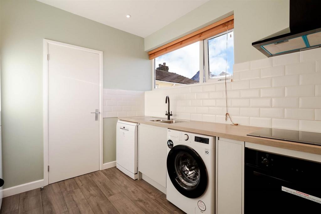 2-bed-apartment-lansdown7.jpg