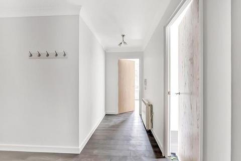 2 bedroom flat for sale, Buckingham Avenue, Slough