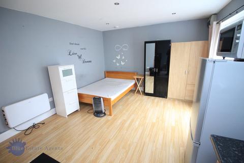 Studio to rent, Northfield Road, Hounslow, TW5