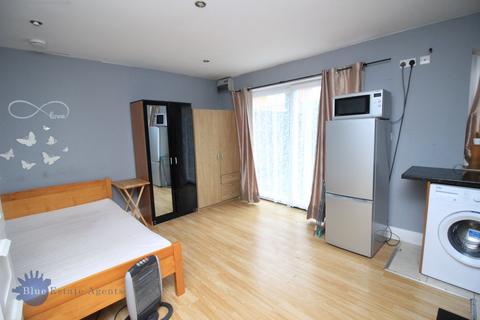 Studio to rent, Northfield Road, Hounslow, TW5