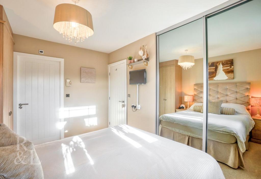 23 Bernard Vann Crescent (8).jpg