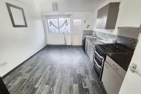 4 bedroom flat to rent, Lasham Court, Northampton, NN3