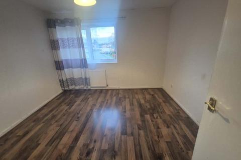4 bedroom flat to rent, Lasham Court, Northampton, NN3