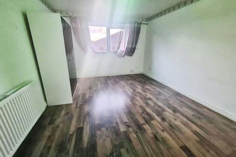 4 bedroom flat to rent, Lasham Court, Northampton, NN3