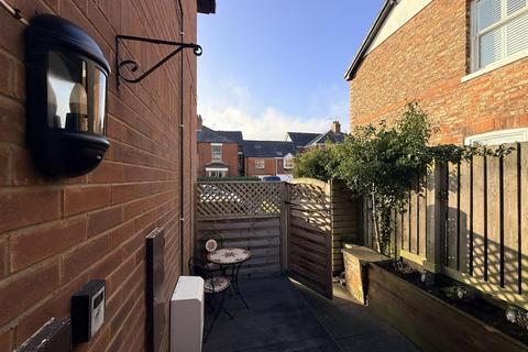 2 bedroom apartment to rent, Whitby Avenue, York