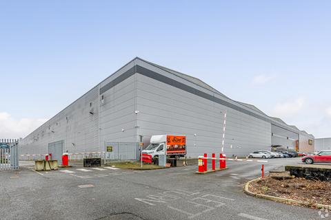 Distribution warehouse to rent, 1 Edinburgh Way Harlow CM20 2GF