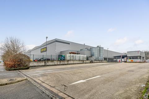 Distribution warehouse to rent, 1 Edinburgh Way Harlow CM20 2GF