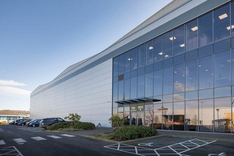 Distribution warehouse to rent, 1 Edinburgh Way Harlow CM20 2GF