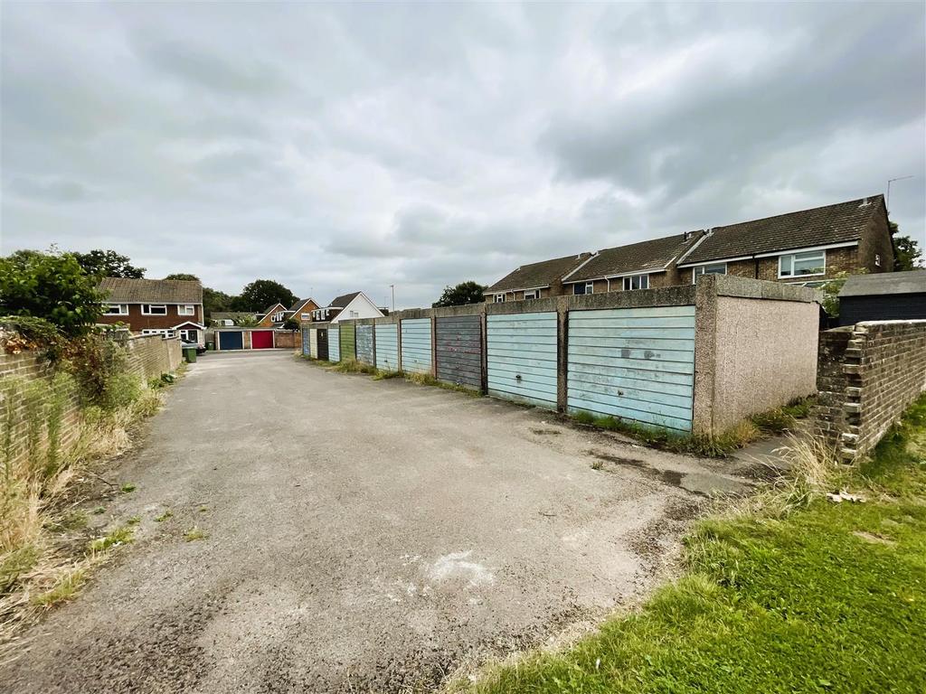 51 Crusader Road garages.jpeg